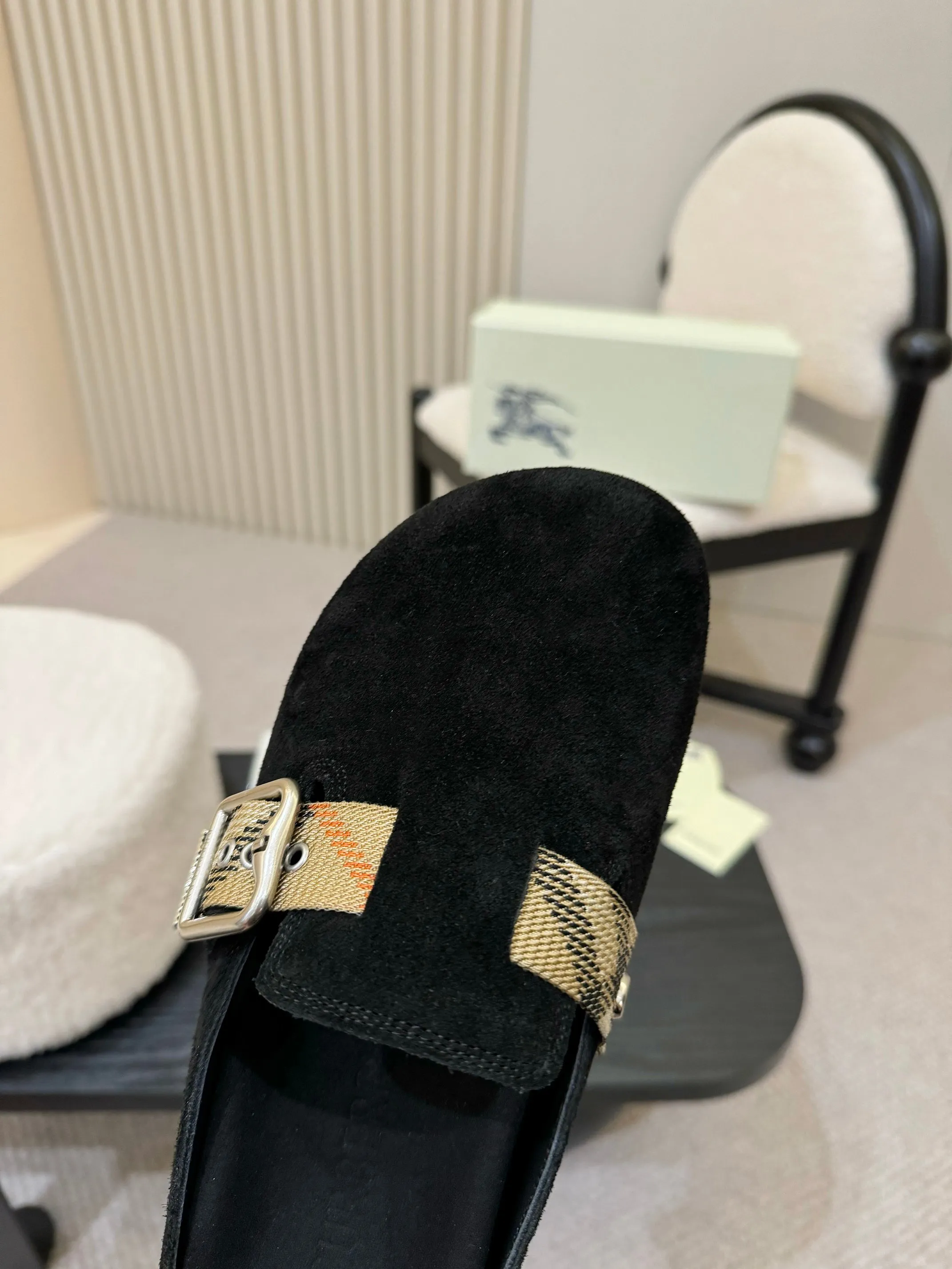 Men's shoes 💰560 Burberry's 2025 popular Birkenstock slippers are released, made of soft suede fabric and refined in Italian workshops. Featuring an embossed plaid pattern and an embossed sole embellished with the archive brand's logo. Features an adjustable B-shaped buckle strap and is embellished with the signature sand-colored Burberry check in jacquard worsted.   ✅Fabric: suede ✅Lining: silk cowhide ✅Outsole: TPU ✅Color: black, brown, pink, apricot, 4 colors available ✅Code number: 35-45 for men and women (35, 45 customized)